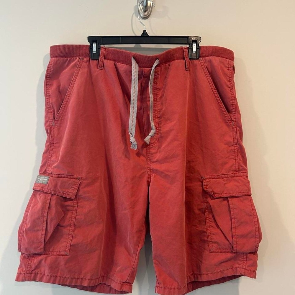 Vintage wrangler Red cargo shorts with adjustable waistband and pockets. SizeXL